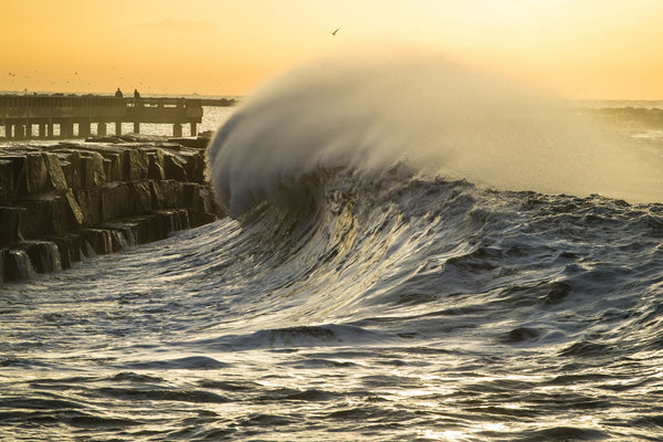 Waves in the Pacific Ocean at dusk, San Pedro, Los Angeles, California, USA