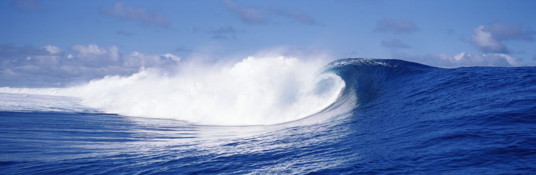 Rough waves in the sea, Tahiti, French Polynesia