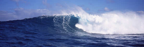 Rough waves in the sea, Tahiti, French Polynesia