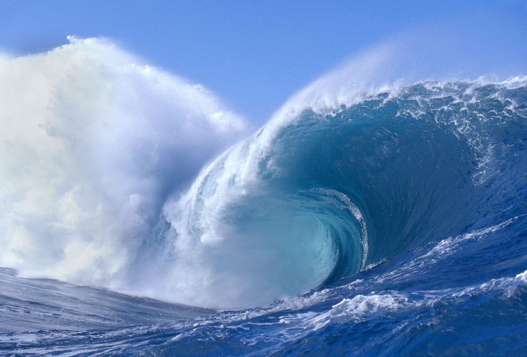 Waves splashing in the sea
