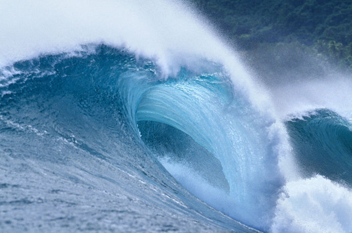 Waves splashing in the sea