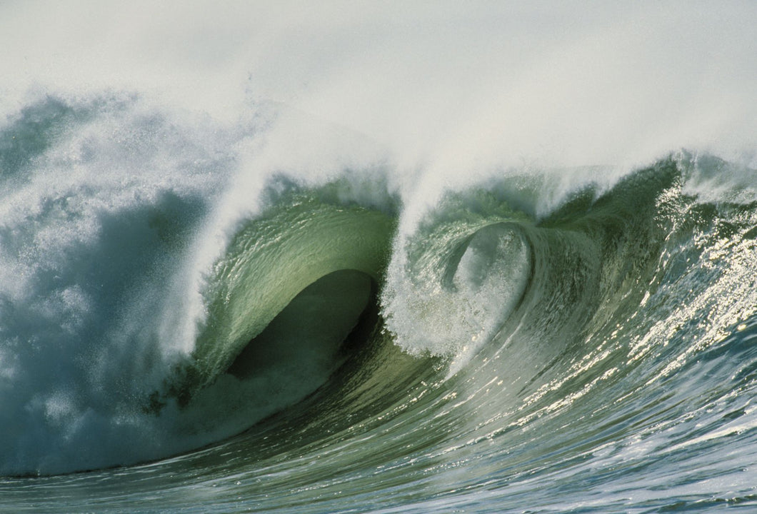 Waves splashing in the sea