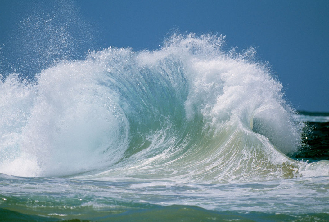 Waves splashing in the sea