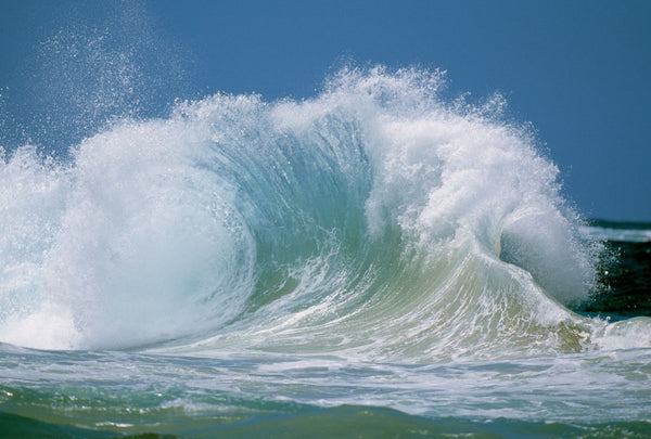 Waves splashing in the sea