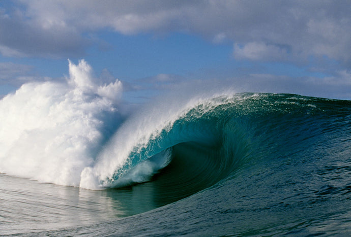 Waves splashing in the sea