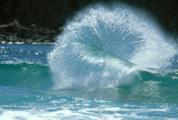 Waves splashing in the sea