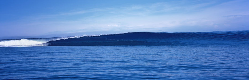 Waves splashing in the sea