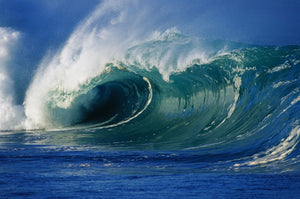 Waves splashing in the sea