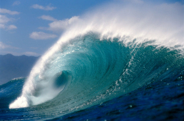 Waves splashing in the sea