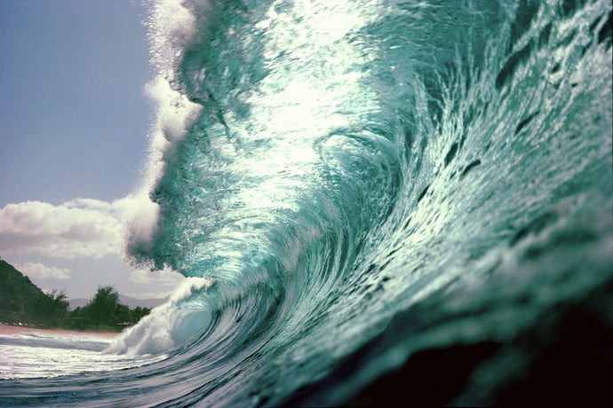 Waves splashing in the sea