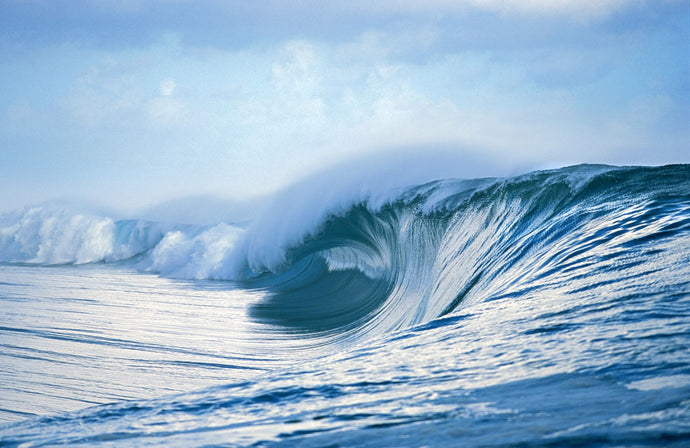 Waves splashing in the sea