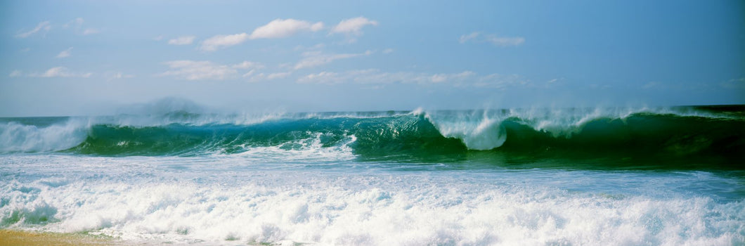 Breaking waves on the coast, Hawaii, USA
