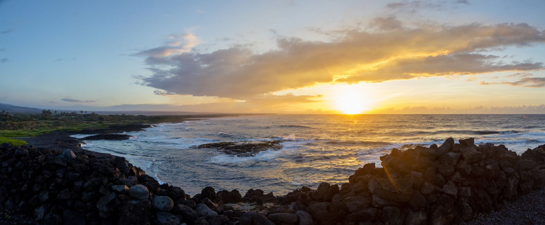Sunset over the Pacific Ocean, Ninole Cove, Black Sand Beach, Kaieie Heiau, Punaluu, Kau, Hawaii, USA