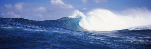 Rough waves in the sea, Tahiti, French Polynesia