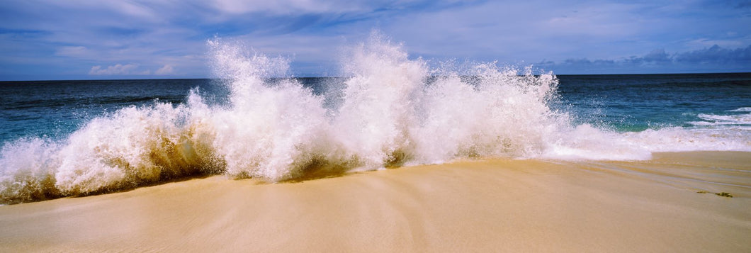 Breaking waves on the beach, Oahu, Hawaii, USA