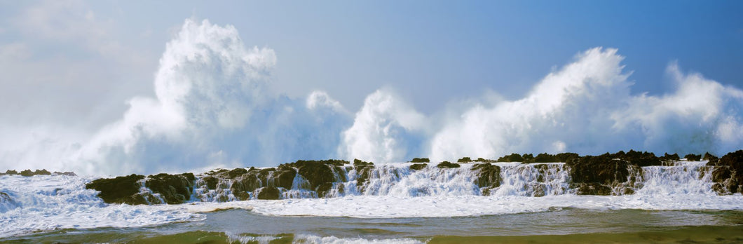 Waves breaking at rocks, Oahu, Hawaii, USA