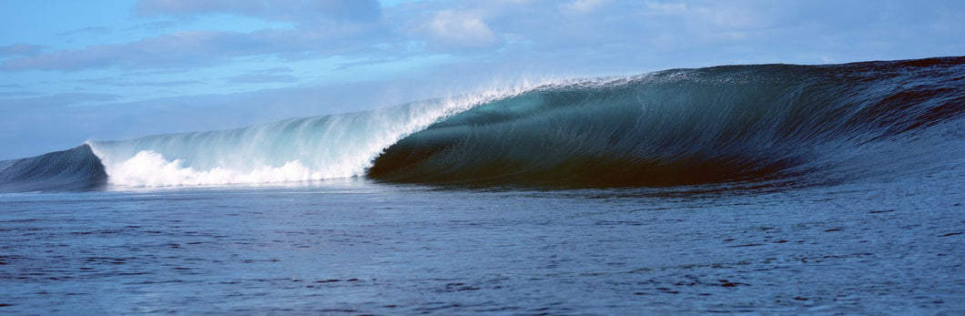Waves splashing in the sea
