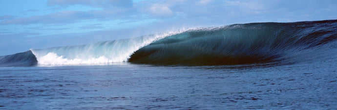 Waves splashing in the sea